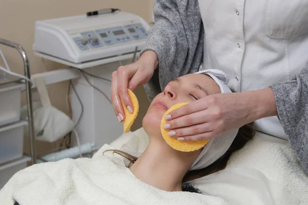 Dermatolog Przygotowuje Skórę Twarzy Kobiety Leczenia Proces Czyszczenia Obierania Złuszczania — Zdjęcie stockowe