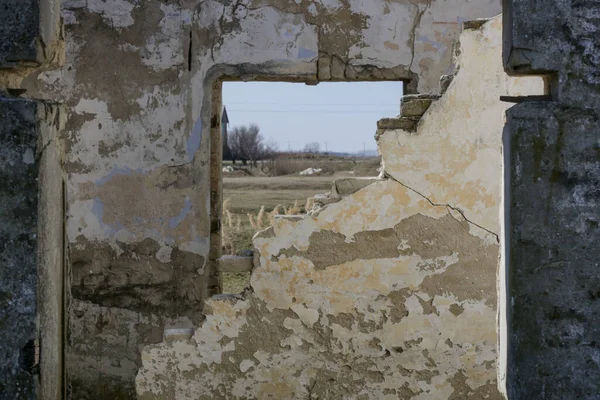 Blick Durch Kaputtes Fenster Verlassenes Gebäude Nach Krieg Erdbeben Oder — Stockfoto