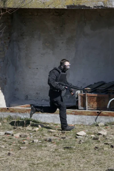 Los Soldados Disparan Objetivo Con Armas Automáticas Aire Libre Aldea —  Fotos de Stock