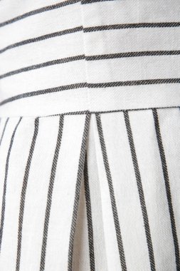 Çizgili kumaş giysisinin resmini kapat.