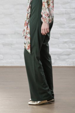 Keten yeşili günlük pantolon giyen kadın model. Stüdyo çekimi.