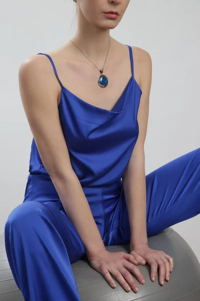 Kobieta Jedwabnych Królewskich Niebieskich Spodniach Koszuli Studio Shot — Zdjęcie stockowe