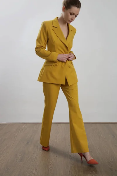 黄色のテーラードスーツを着た女性モデル スタジオショット — ストック写真