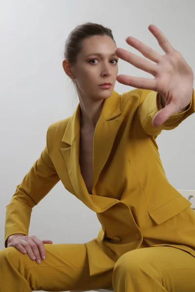 Modelo Femenino Con Traje Amarillo Medida Captura Estudio — Foto de Stock