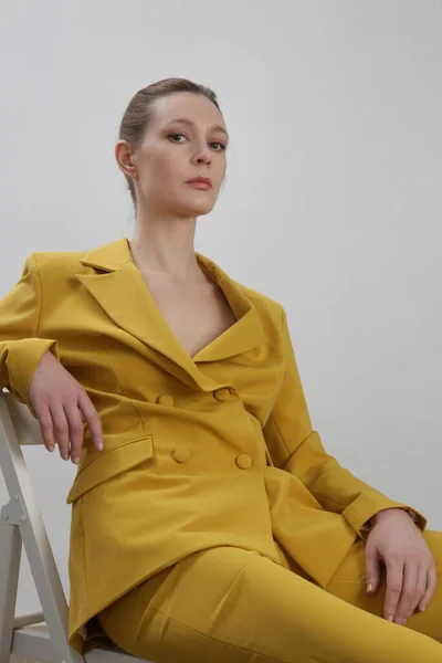 黄色のテーラードスーツを着た女性モデル スタジオショット — ストック写真