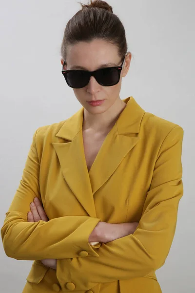 女模特穿着黄色裁剪西服 工作室拍摄 — 图库照片