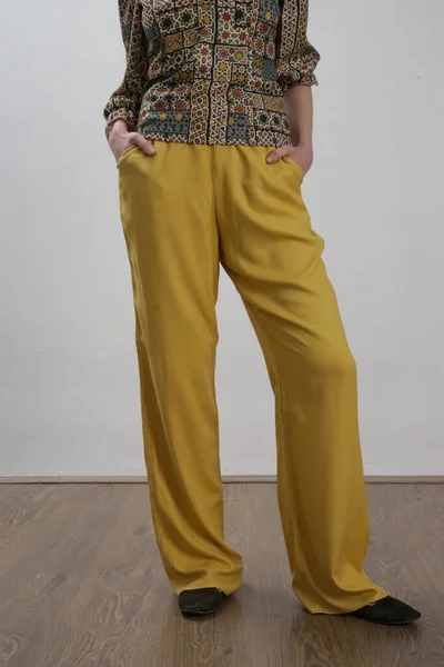 リネンの衣装 カラフルなブラウスと黄色のズボンを身に着けている女性モデル スタジオショット — ストック写真