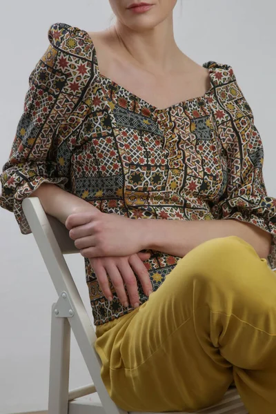 Kobieta Modelka Lnianym Stroju Kolorowa Bluzka Żółte Spodnie Zdjęcia Studyjne — Zdjęcie stockowe