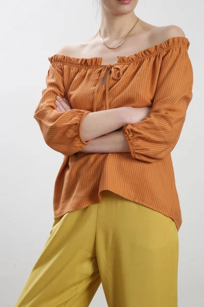 Женщина Модель Льняной Одежде Ярко Оранжевой Блузке Желтых Брюках Снимок — стоковое фото