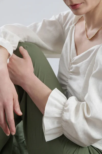 Modelo Femenino Con Ropa Lino Blusa Blanca Pantalones Verdes Captura — Foto de Stock