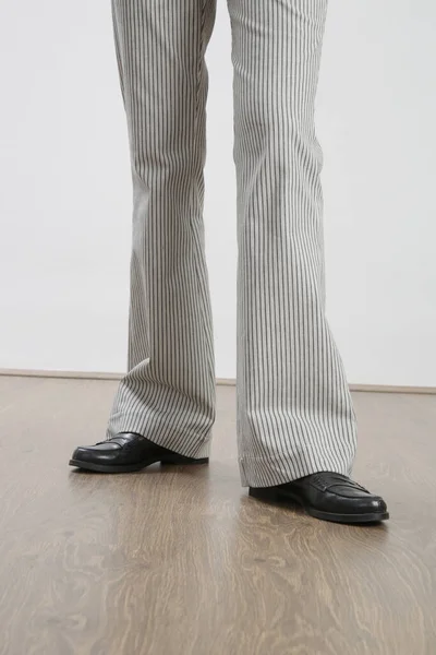 黒と白のストライプのズボンを着て女性モデル スタジオショット — ストック写真