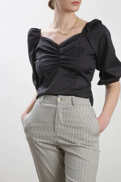 Женщина Модель Черной Блузке Черно Белых Полосатых Брюках Снимок Студии — стоковое фото