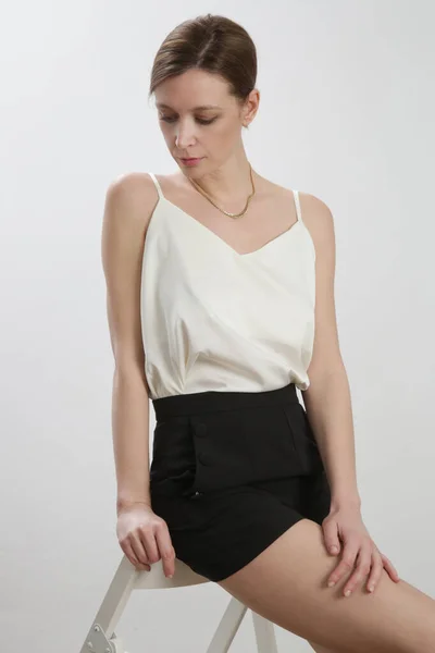 Das Weibliche Model Trägt Ein Weißes Spaghettioberteil Und Schwarze Maßgeschneiderte — Stockfoto
