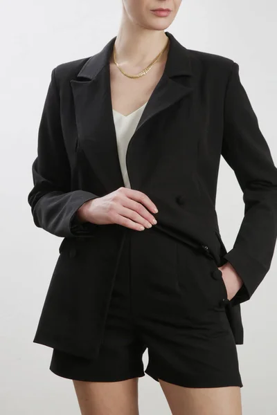 Das Weibliche Model Trägt Einen Schwarzen Maßgeschneiderten Blazer Und Kurze — Stockfoto
