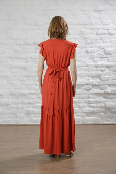 Uzun Turuncu Yaz Elbisesi Giymiş Bir Kadının Stüdyo Fotoğrafı — Stok fotoğraf