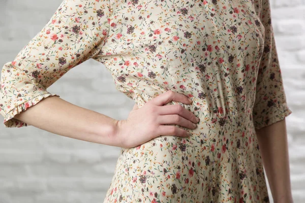 Çiçekli Yaz Elbisesi Giymiş Bir Kadının Stüdyo Fotoğrafı — Stok fotoğraf
