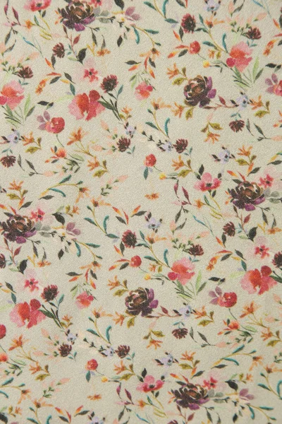 テキスタイル上のカラフルな花のパターンの断片 — ストック写真
