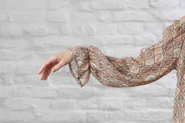 Primer Plano Mujer Blusa Lino Texturizado Con Estampado Geométrico Parduzco — Foto de Stock