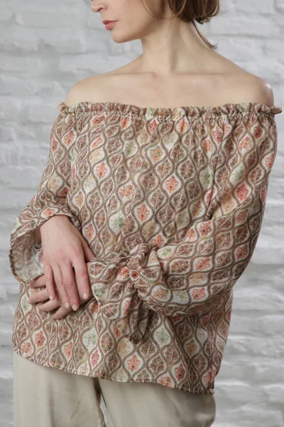 Kahverengimsi Geometrik Desenli Desenli Keten Bluz Giyen Kadını Kapat — Stok fotoğraf