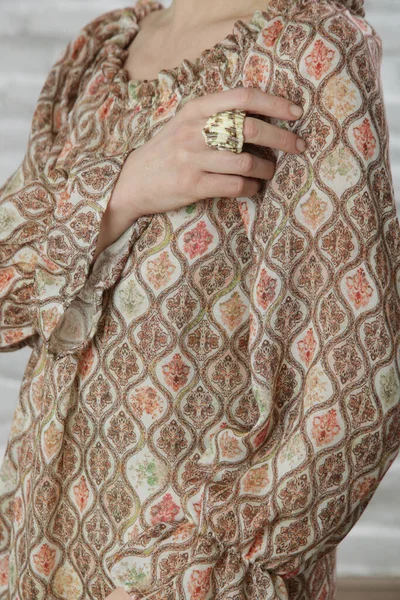 Primer Plano Mujer Blusa Lino Texturizado Con Estampado Geométrico Parduzco — Foto de Stock