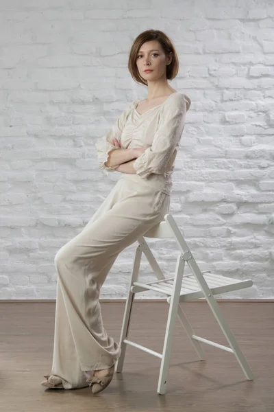 Női Modell Vászonruhában Természetes Festett Szerves Lenvászon Ruházat Stúdió Felvétel — Stock Fotó