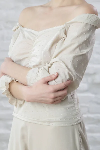 Γυναικείο Μοντέλο Ρετρό Λινό Πουκάμισο Φυσικά Βαμμένα Οργανικά Λινά Ρούχα — Φωτογραφία Αρχείου