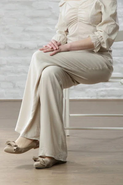 リネンの服を着た女性モデル 天然染め有機リネンの服 スタジオショット — ストック写真