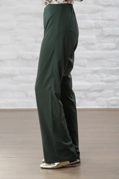 女模特穿着亚麻松绿色休闲裤 工作室拍摄 — 图库照片