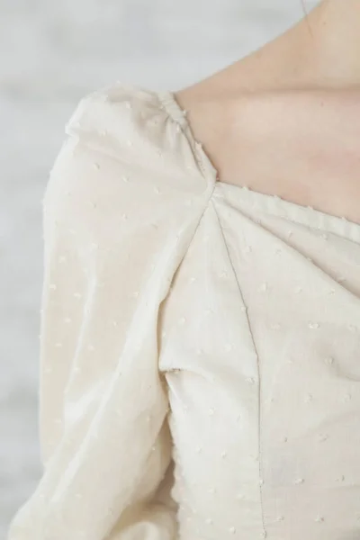 Das Weibliche Modell Trägt Eine Retro Leinenbluse Natürliche Gefärbte Kleidung — Stockfoto