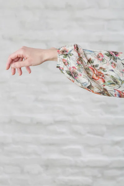 Braccio Donna Camicetta Seta Floreale Immagine Indoor Contro Parete Bianca — Foto Stock