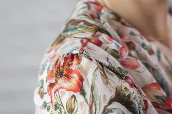 Imagen Cerca Mujer Con Blusa Floral Verano Detalle Blusa Zona — Foto de Stock