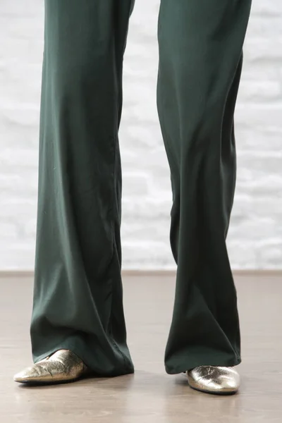 Female Model Wearing Linen Pine Green Casual Trousers Studio Shot — Stock Photo, Image