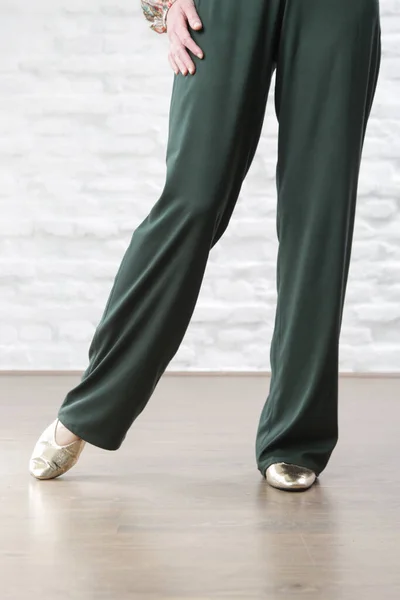 リネン松の緑のカジュアルなズボンを着て女性モデル スタジオショット — ストック写真