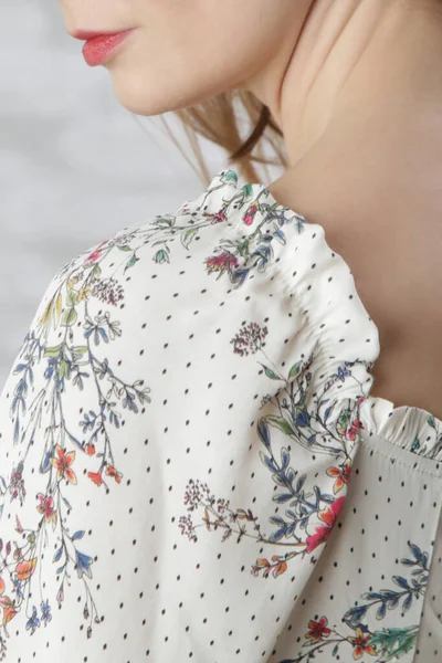 女性穿着鲜花夏装的特写形象 肩部衬衫的细部 — 图库照片