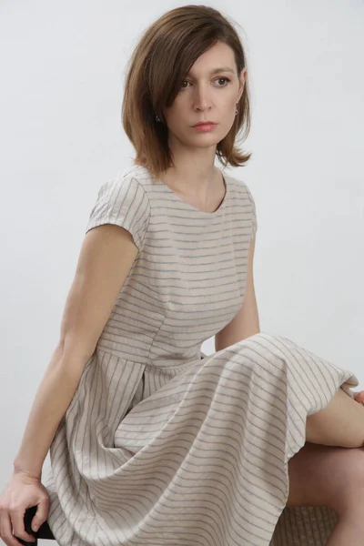 縞模様の綿の夏のドレスで女性のスタジオショット — ストック写真