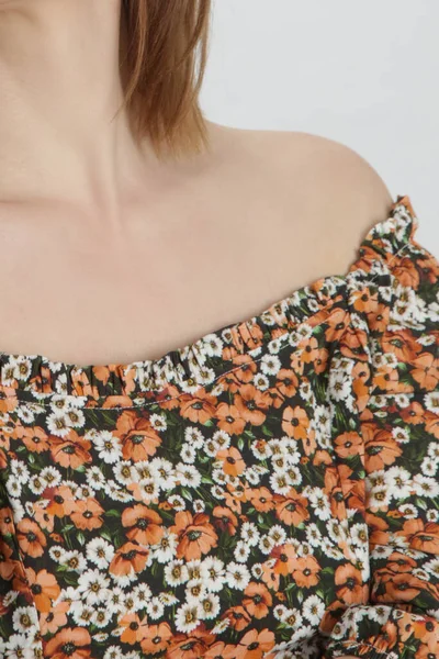 Close Image Woman Wearing Floral Summer Blouse Detail Blouse Shoulder — Stock Photo, Image