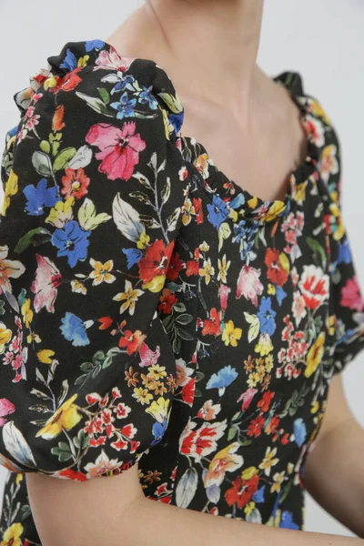 Estúdio Tiro Mulher Vestido Verão Floral — Fotografia de Stock