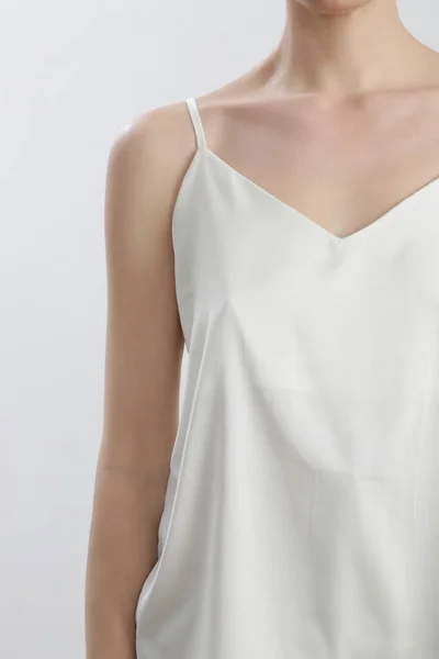 Mujer Camisa Satén Seda Blanca Tiro Estudio —  Fotos de Stock