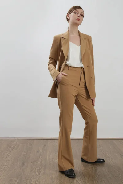 Modello Femminile Con Abito Sartoriale Beige Top Seta Bianca Studio — Foto Stock