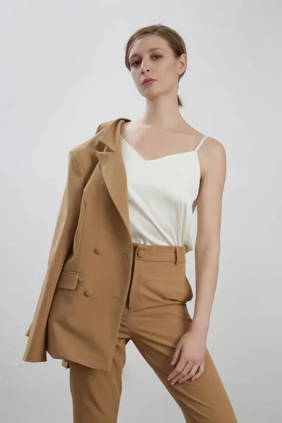 Modello Femminile Con Abito Sartoriale Beige Top Seta Bianca Studio — Foto Stock