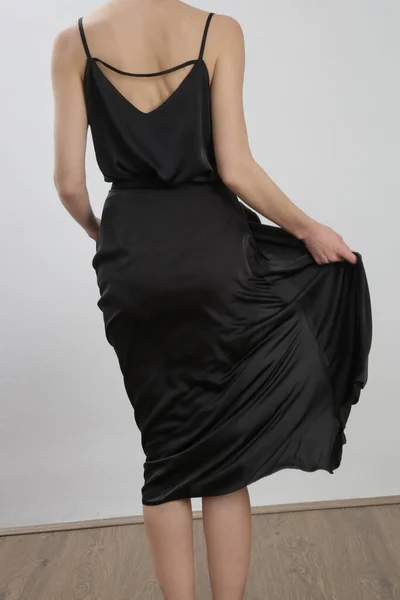 女模穿着白色迷彩丝绸上衣和黑色围裙 经典的夏季时尚 工作室拍摄 — 图库照片