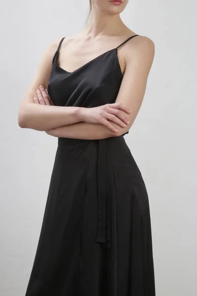 Modelo Femenino Con Camisola Blanca Top Seda Falda Envuelta Negro — Foto de Stock