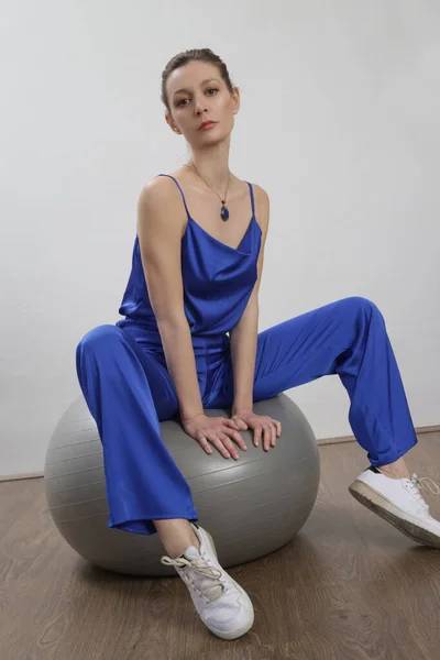 Donna Seta Royal Blue Pantaloni Canottiera Riprese Studio — Foto Stock