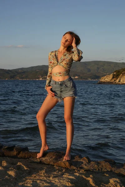Retrato Aire Libre Mujer Joven Moda Top Cosecha Pantalones Cortos — Foto de Stock
