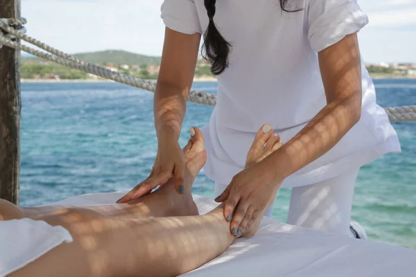 Mulher Fazendo Massagem Nos Pés Spa Praia — Fotografia de Stock