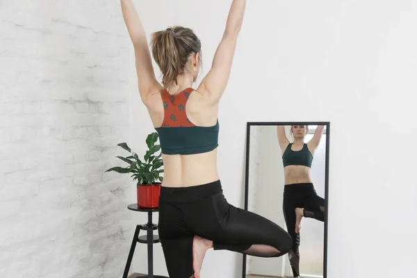 Jovem Praticando Ioga Estúdio Vrikshasana Árvore Pose Equilíbrio Asana — Fotografia de Stock