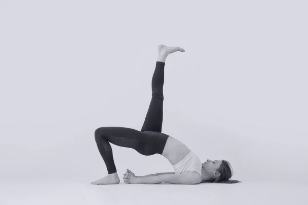 Hitam Dan Putih Serie Foto Wanita Fit Muda Berlatih Yoga — Stok Foto