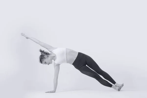 Hitam Dan Putih Serie Foto Wanita Fit Muda Berlatih Yoga — Stok Foto