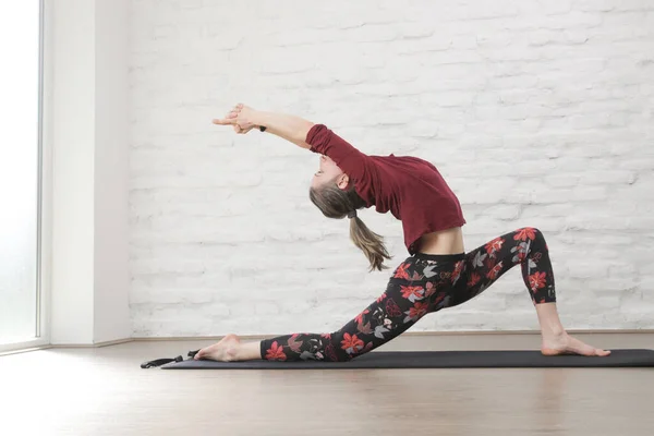 年轻女子练习伸展瑜伽姿势 福利和自我照顾概念 — 图库照片