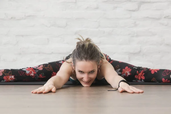 Junge Frau Übt Stretching Yoga Positionen Tiefe Grätsche Front Split — Stockfoto
